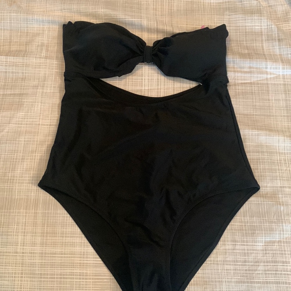 Sz L Cupshe swimsuit.  One piece with cut-out